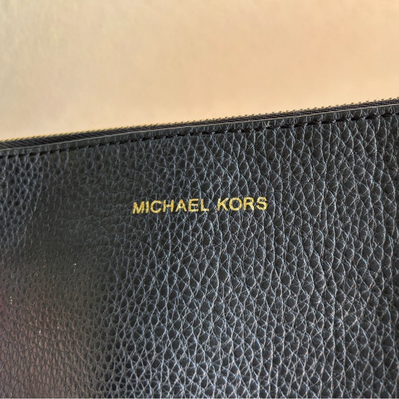 Michael Kors Pouch in Black Pebbled Leather - Picture 2 of 8